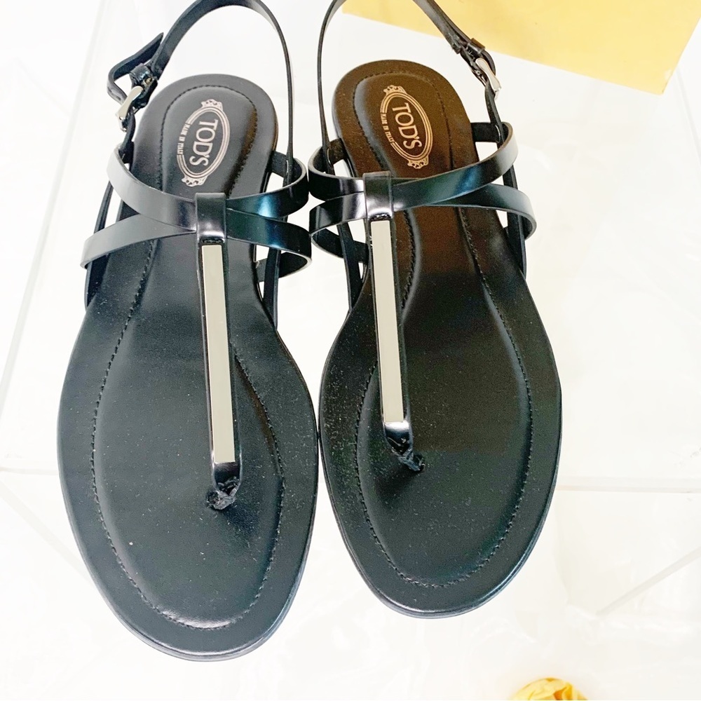 Tod’s Women’s Italian Black Patent Leather Silver Bar Accent Buckle Sandals! - Picture 3 of 11
